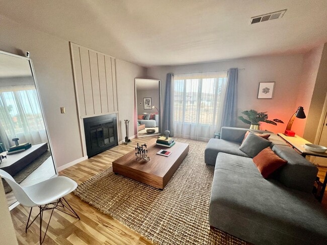 Building Photo - 3-bedroom 2 bath Home with Central AC - Fully Furnished