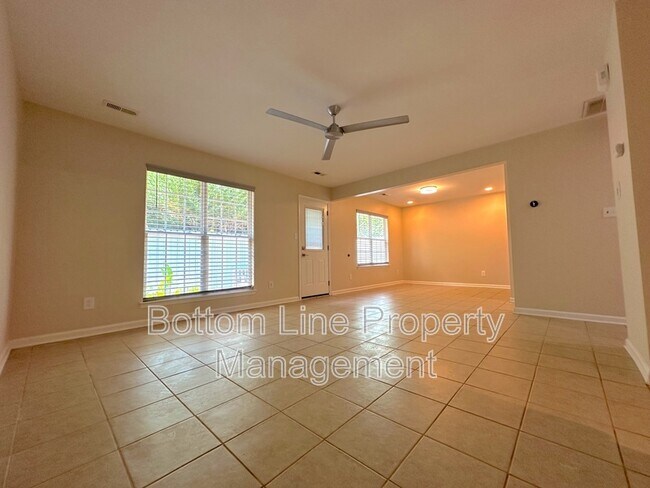 Foto del edificio - 3227 Lake Dr