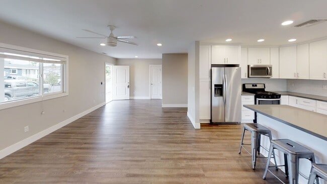 Building Photo - 5578 Mary Ln Dr