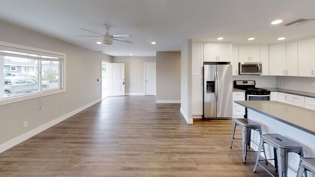 Foto del edificio - Usually rents to 6-12 people! Renovated, L...