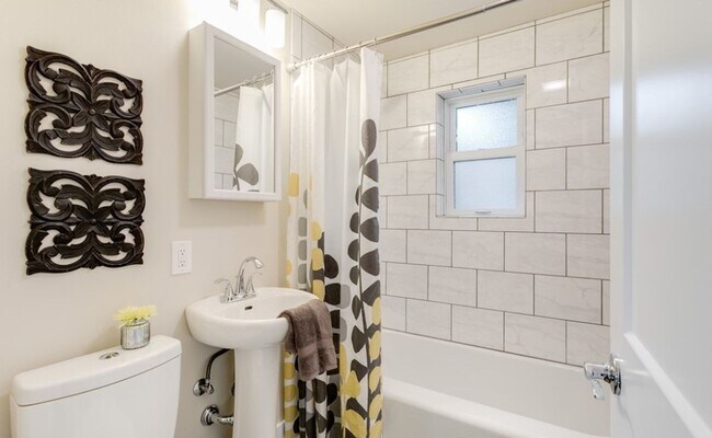 Building Photo - Spacious 3-Bedroom Home in Shoreline