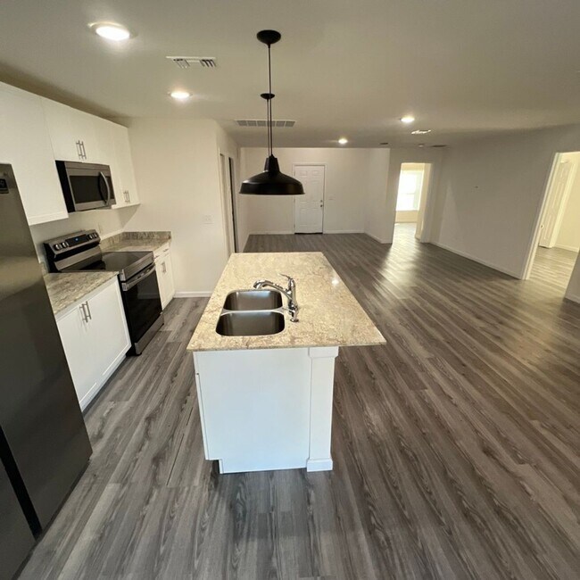 Foto del edificio - Beautiful 4 Bedroom, 2 Bathroom Home in Palm Bay!!