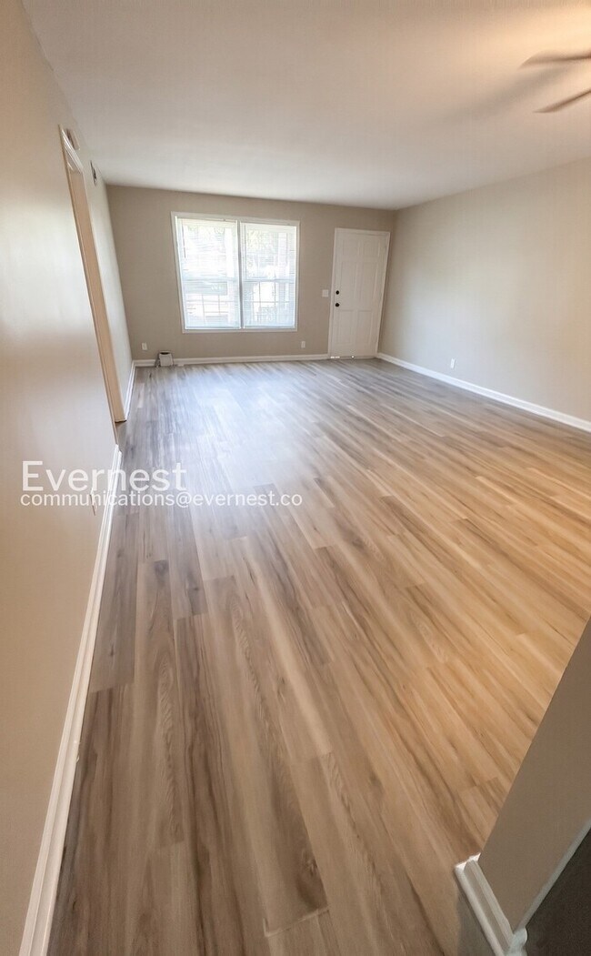 Foto del edificio - 483 Ellenwood Dr