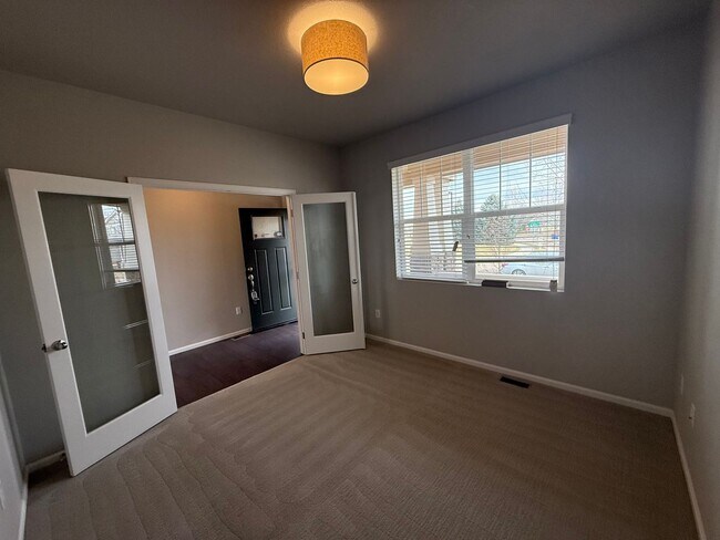 Foto del edificio - Modern 4-Bedroom Home Backing to Open Space