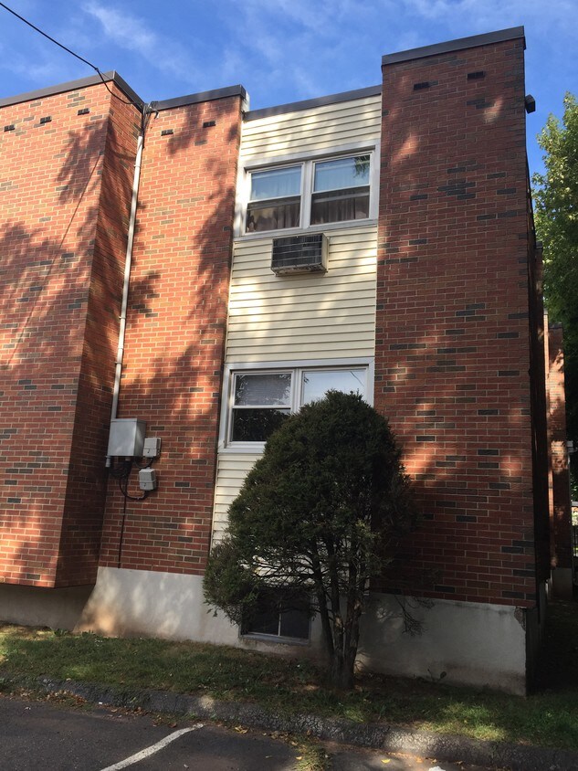 20 Thompson Rd, Manchester, CT 06040 Condo for Rent in Manchester, CT