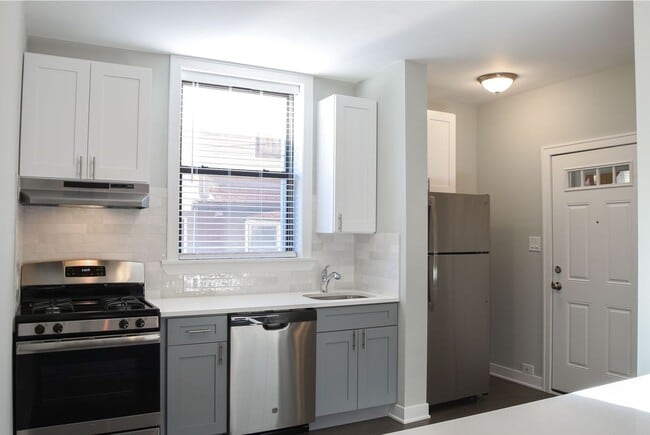 Building Photo - 2623 W Berwyn Ave