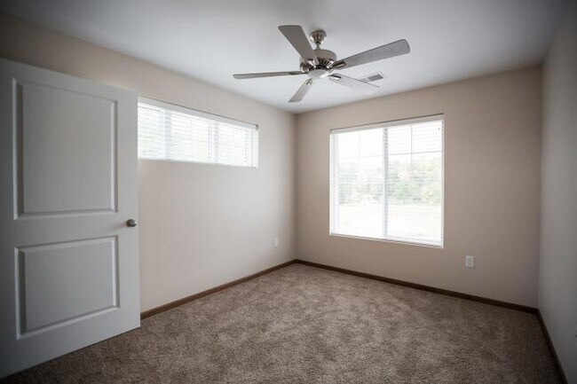 Building Photo - 2 bedroom in Iowa City IA 52245