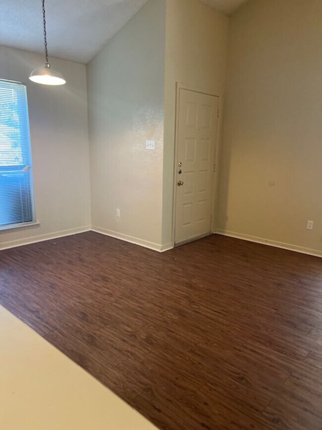 Building Photo - 1006