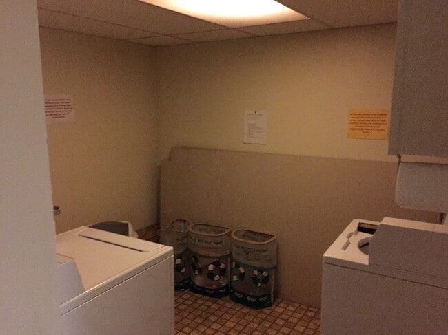 Common wash/dryer - 432 Kit Blvd