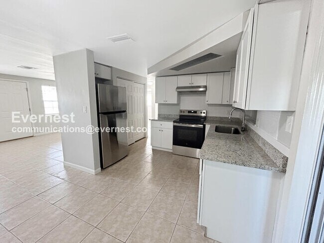 Foto del edificio - 3034 Primrose Dr