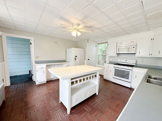 Foto del edificio - Beautiful 3 BR 1.5 BA Leominster SFH