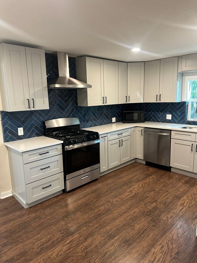 Building Photo - Large 5 Bedroom House in North Campus!