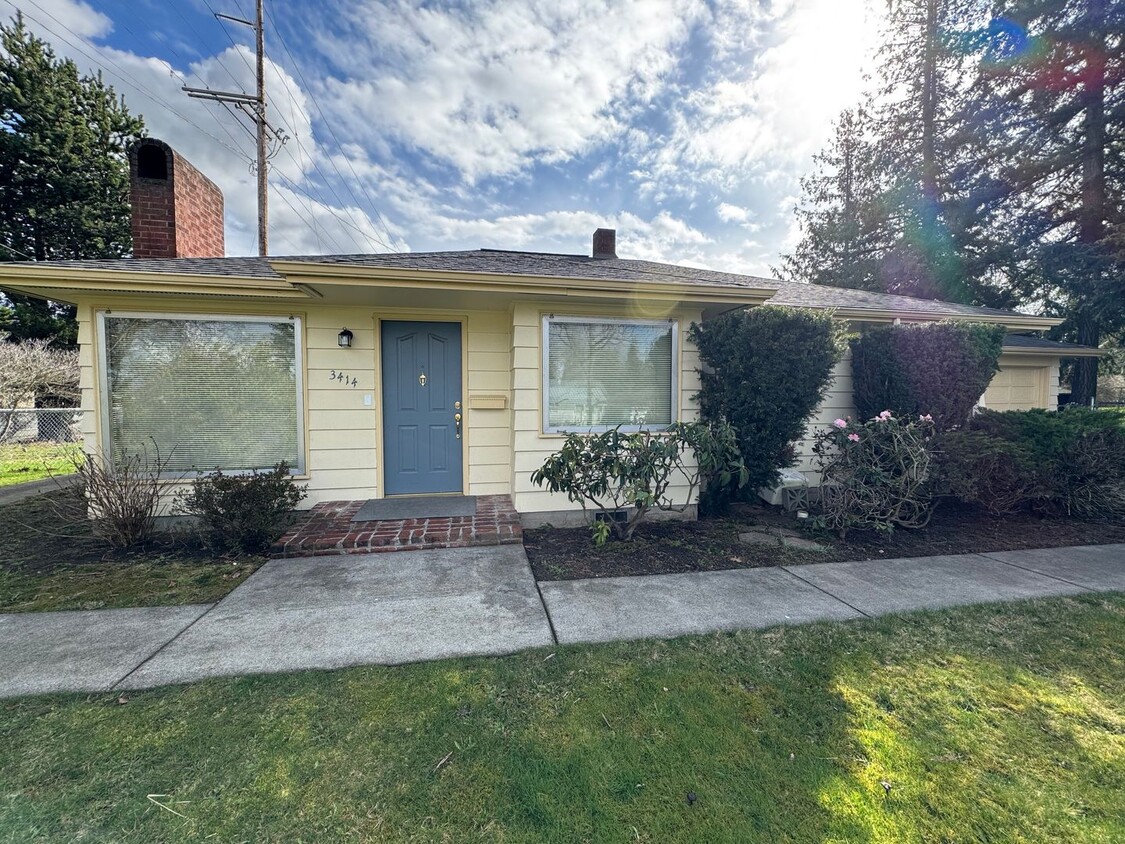 Primary Photo - 3 Bed 1.75 Bath Home with Garage and Large...