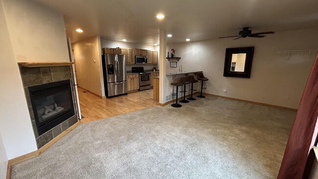 Foto del edificio - "Luxurious 3-Bed, 3-Bath Townhouse with Fireplace in Prime Location!!"