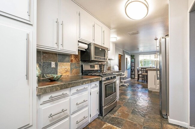 Building Photo - Cul-De-Sac Location, beautiful single leve...