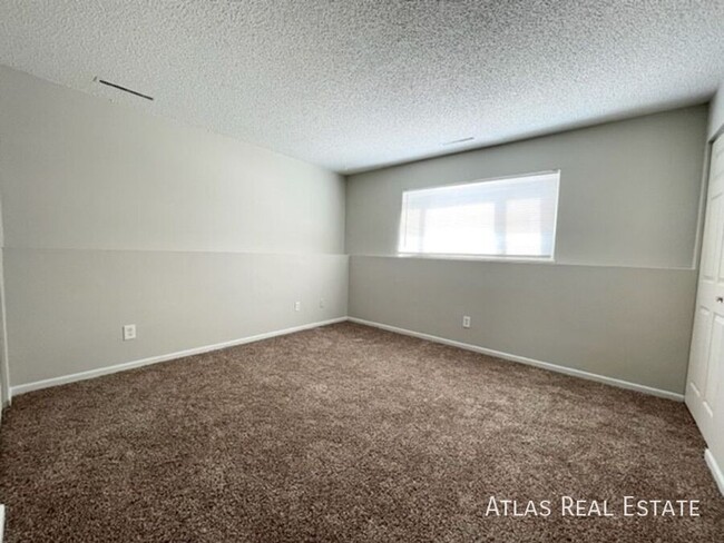 Building Photo - Renovated 2 Bed 1 Bath with Washer/Dryer &...