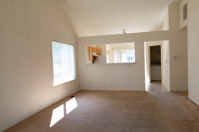 Sala de estar vista desde la puerta principal - 61 W Providence Ln