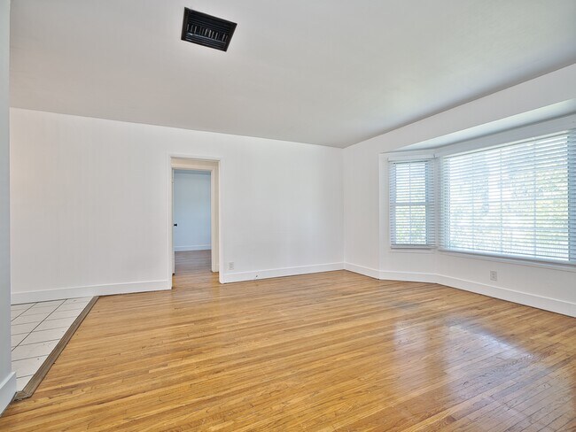 Building Photo - 6153 Clybourn Ave