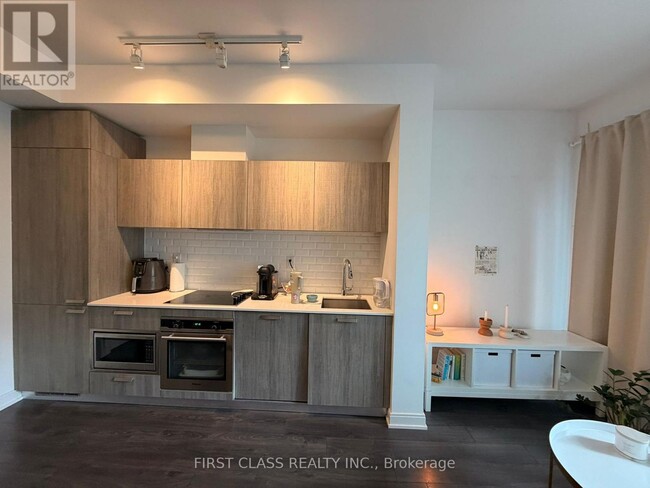 Building Photo - 50 Charles St E