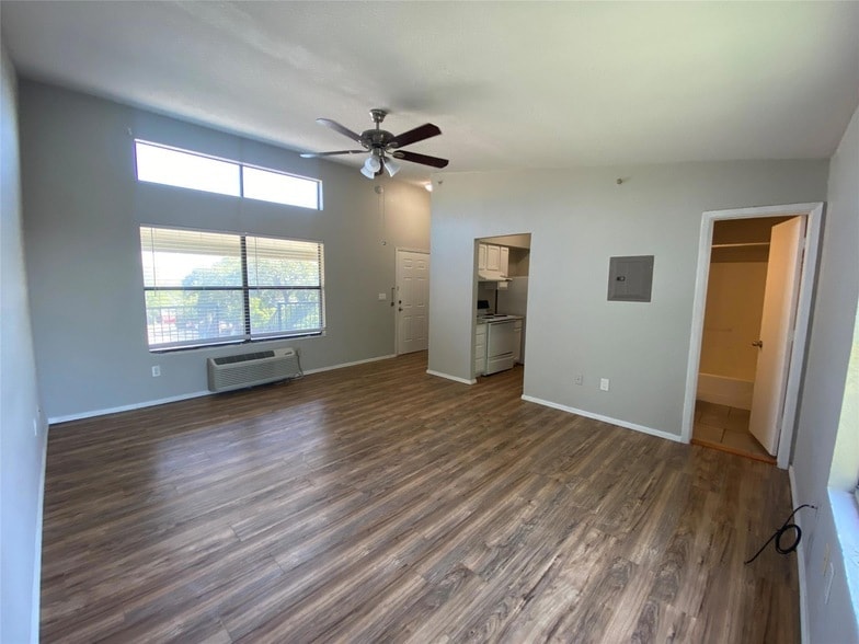Photo - 701 W Sycamore St