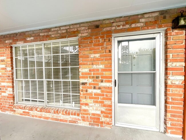 Building Photo - **APPLICATION RECEIVED** Charming Upstairs 1-Bedroom Condo with Great Amenities in Prime Location