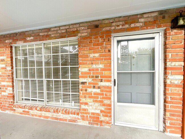 Foto del edificio - **APPLICATION RECEIVED** Charming Upstairs 1-Bedroom Condo with Great Amenities in Prime Location