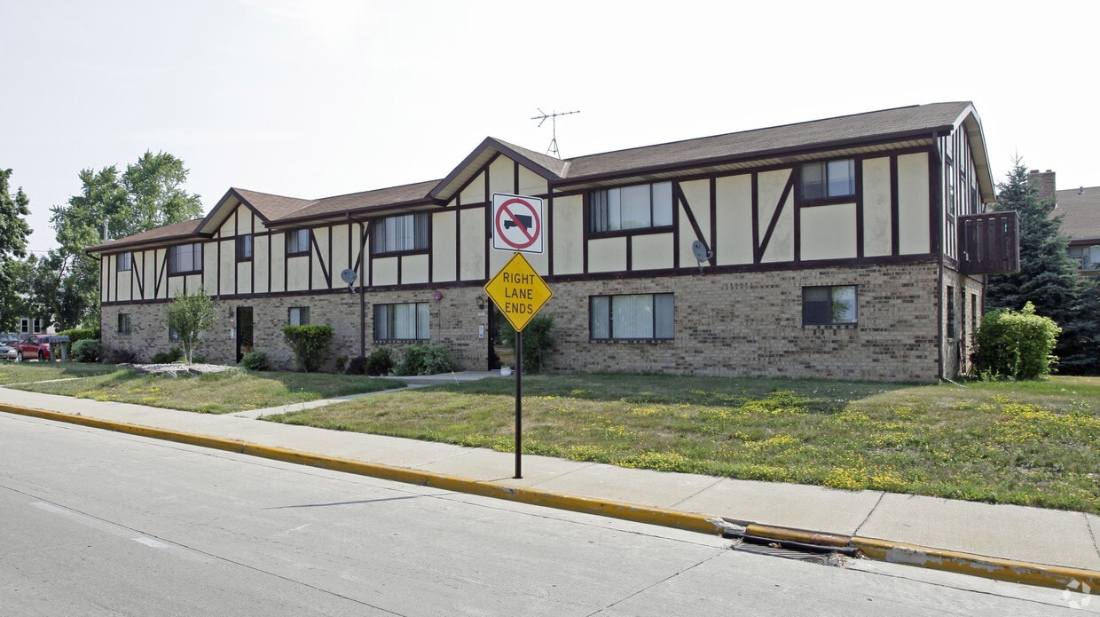 18321836 Rawson Ave, South Milwaukee, WI 53172 Apartments in South