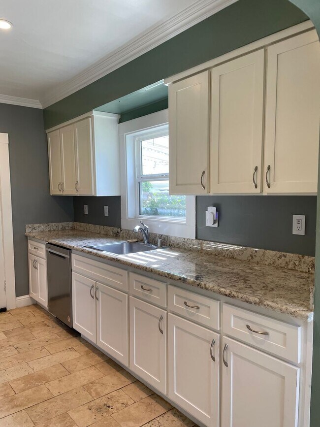 Foto del edificio - Single Family Home in East Sacramento W/Pool