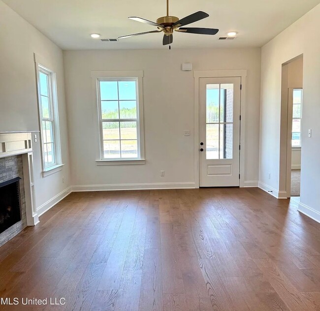 Building Photo - 607 Sunflower St