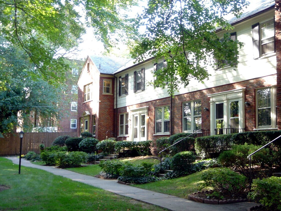 Brick 1BR Townhouse facing woods - 1400 S Edgewood St