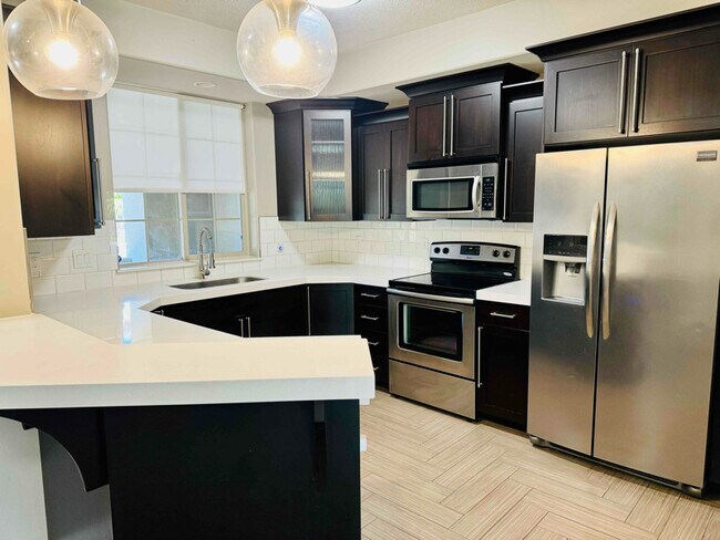 Building Photo - 810 S Dixie Dr