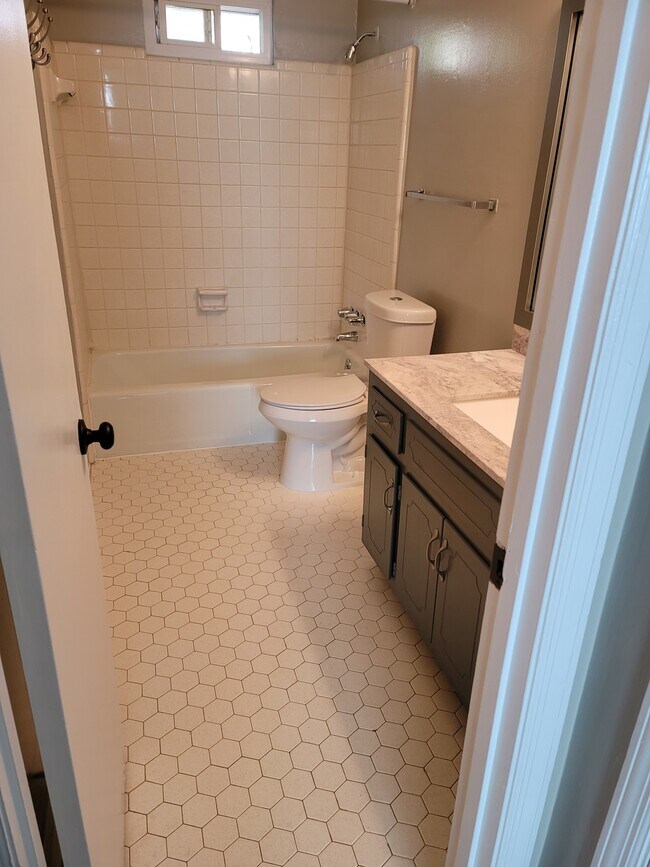 Building Photo - 1021 Cedar Ave