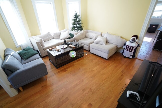 Building Photo - 52 Pearson Rd