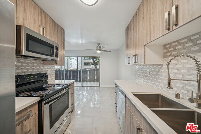 Foto del edificio - 7545 Hampton Ave