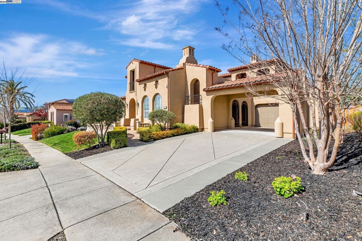 Primary Photo - Luxury Living in The Bridges Golf Course C...
