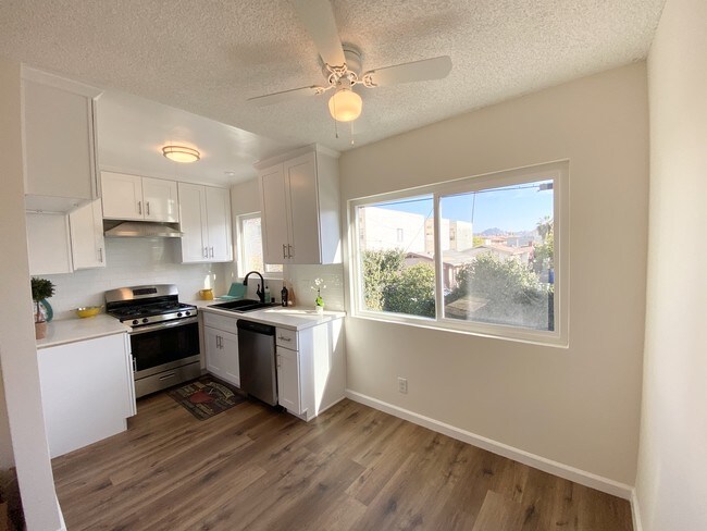 Kitchen & dining area - 1036 N Normandie Ave