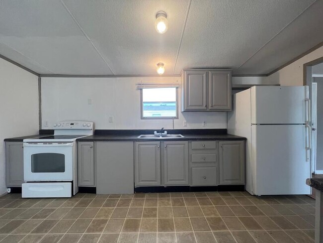 Building Photo - 8400 W Oaklawn Rd