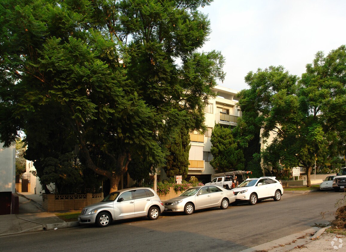 Foto del edificio - 1411 N Poinsettia Pl
