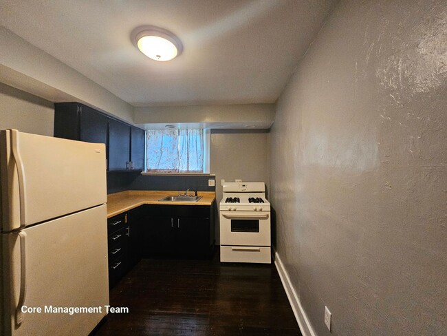 Building Photo - Updated 1 bedroom 1 bath apartment for ren...
