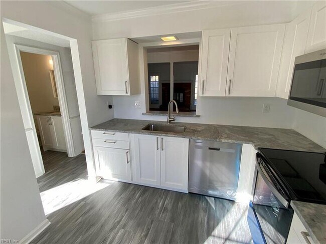 Foto del edificio - 4740 Greenlaw Dr