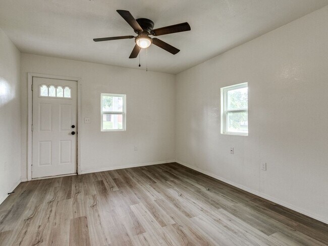 Building Photo - Completely Remodeled 1 Bedroom, 1 Bath Duplex!