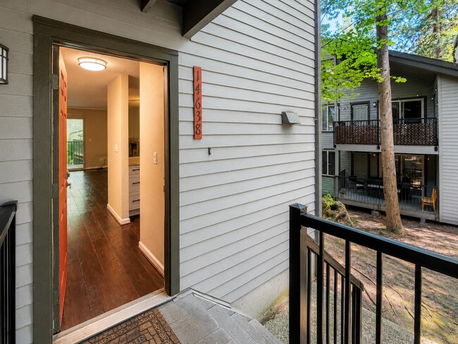 Foto del edificio - Modern Wooded Condo with Upgraded Kitchen & Private Deck