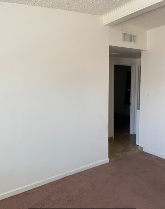 Building Photo - COMING SOON! Charming 2 Bed 1 Bath Apartme...