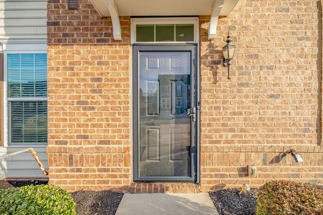 Building Photo - Spacious 3 Bedroom 2.5 Bath Townhome in Ch...