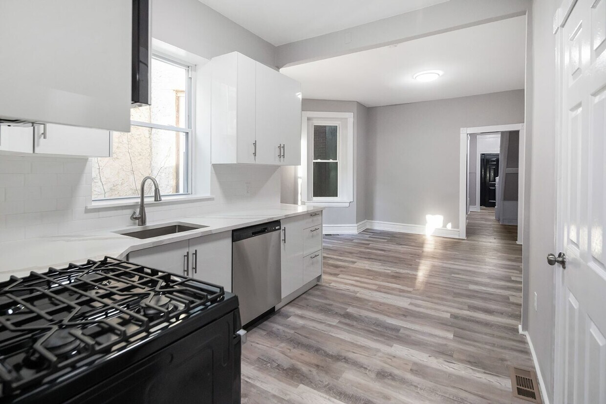Foto principal - Renovated 4-Bedroom Home with Modern Finishes