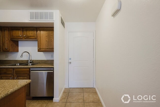 Building Photo - 1044 E 400 S