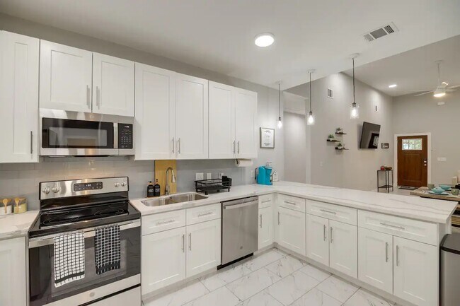 Building Photo - 3523 Bain St