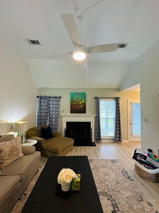 Building Photo - 103 Meadow Creek Dr