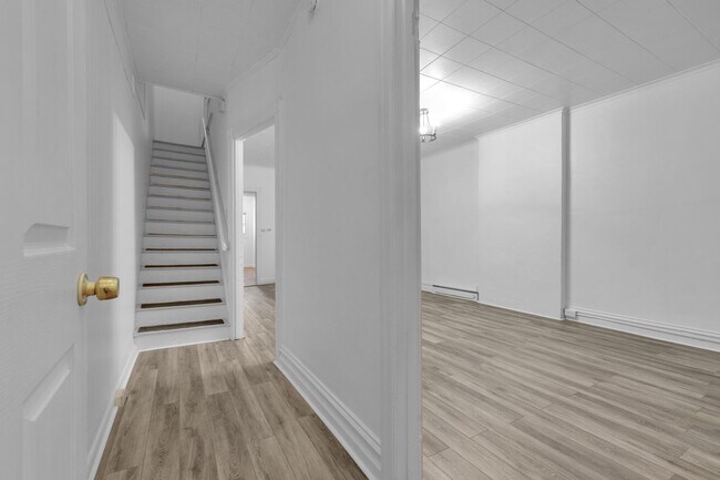 Foto del edificio - Spacious 5-Bed Renovated Home with Modern ...