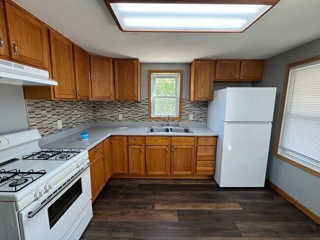 Foto del edificio - Updated 2 Bedroom Home with Central Air, H...